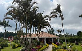Hermosa Cabana con bonito Jardin y piscina en la Mesa de los Santos